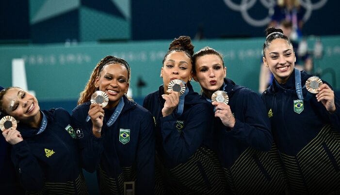 Equipe do Brasil com a medalha de bronze.