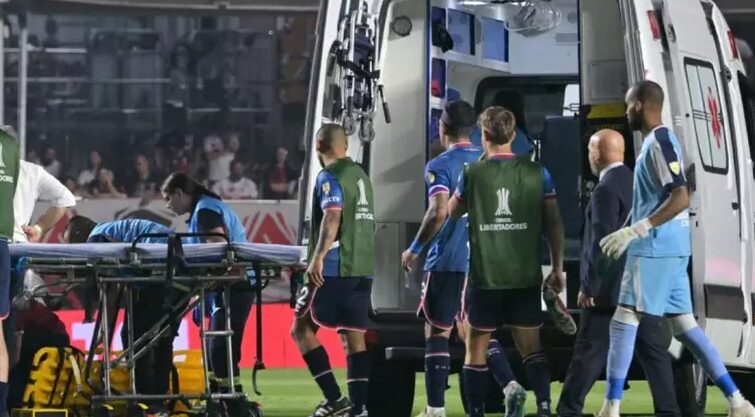 Jogador desmaia durante jogo no MorumBis. Foto: Reprodução/ Nelson Almeida/AFP/Getty Images / Mais Novela