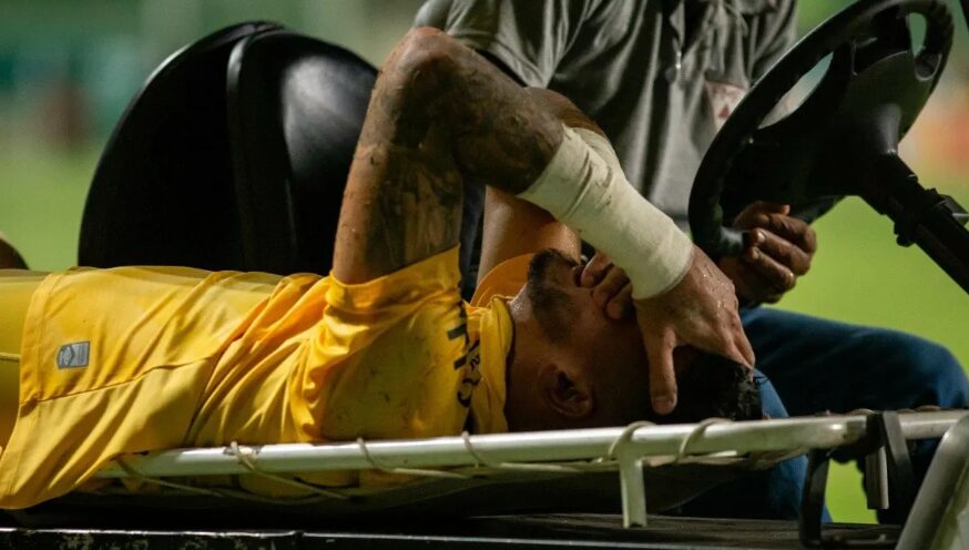 Goleiro do Santos sai machucado no futebol série b. Foto: (Fernando Moreno/Gazeta Press)