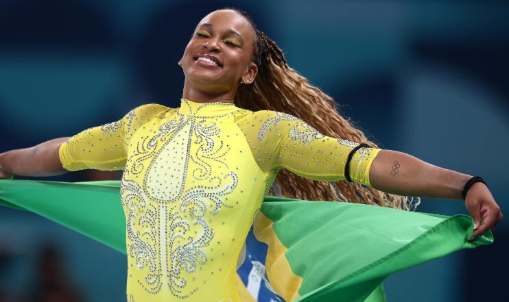 Rebeca comemora com a bandeira do brasil