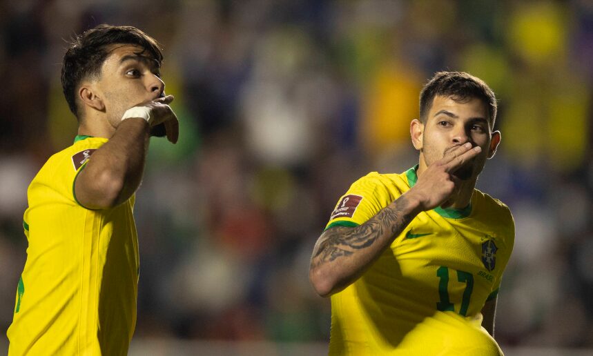 Paquetá e Bruno Guimarães comemoram gol pela Seleção.